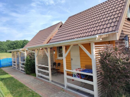 Domek przy dzikiej plaży z boćkiem na łące. Cisza.