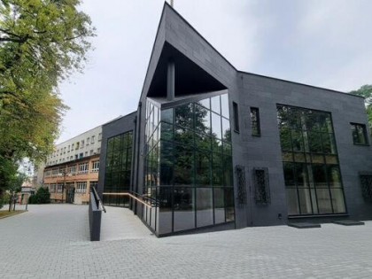 Budynek użytkowy 1845 m2, winda, duże przeszklenia | W3