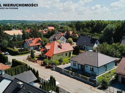 Dom wolnostojący w mieście
