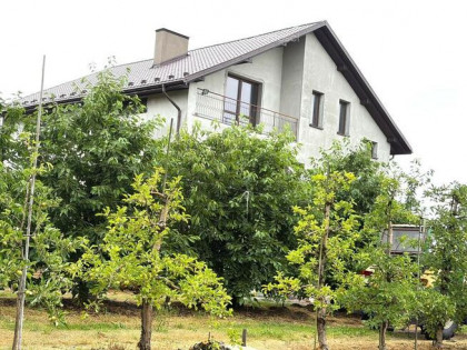 Dom 280 m2 z dochodowym sadem i chłodniami