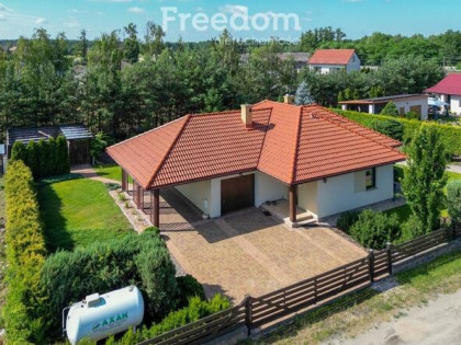 Parterowy dom z ogrodem i garażem 112,6 m²