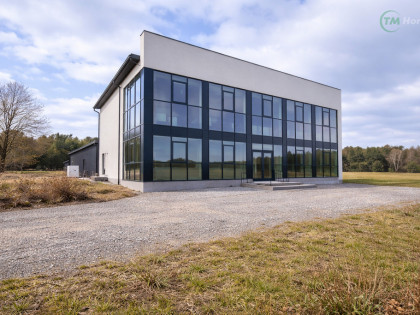 Obiekt produkcyjno-handlowy 1240 m² działka 1,9 ha