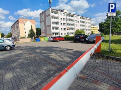 2 pokoje na Hallera, parking za szlabanem