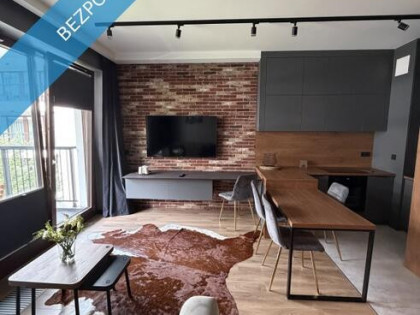 Luksusowy apartament w Browarach Warszawskich | Styl loftowy | Balkon na całej długości mieszkania
