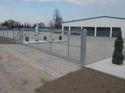 Działka z budynkiem handlowo-usługowym przy dk 60