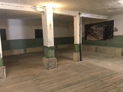 Lokal Warszawa Wawer, Zbytki