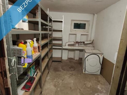 Wynajmę dużą piwnicę o powierzchni 8 m² w bloku na Bemowie – ul. Czumy 5