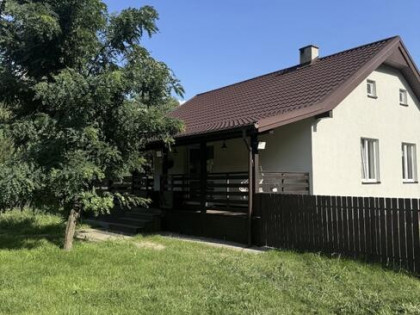 Całoroczny nieduży dom w stylu country.