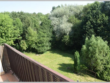 Trzecie piętro w niskim bloku, duży balkon.