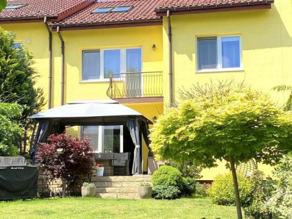 Dom w zabudowie szeregowej w dzielnicy Mirów