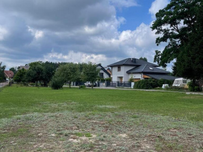 Działka 738 m², zabudowa mieszkaniowa + usługi.