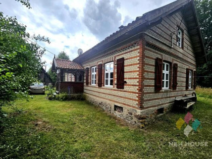 Dom wolnostojący w stylu warmińskim, las, jezioro