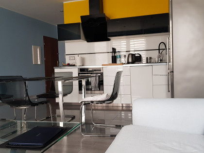Przestronny i słoneczny apartament z tarasem na zamkniętym osiedlu,kompletnie wyposażony