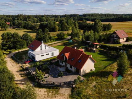 Komfortowy fotowoltaika pompa ciepła, las, rzeka