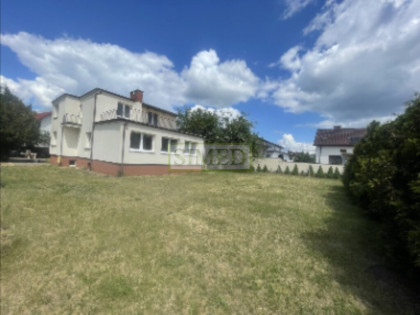 Przystanek,szkoła,centrum Łomianek,cicha okolica