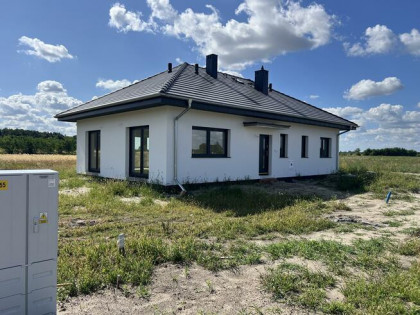 Dom Karczów gm. Dąbrowa, Grobla