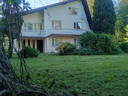 Dom piętrowy z dużą działką w spokojnej okolicy