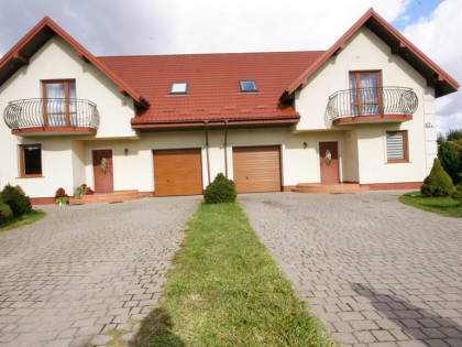 Dom z garażem i pięknym ogrodem – Piotrowice