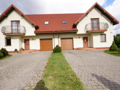 Dom z garażem i pięknym ogrodem – Piotrowice