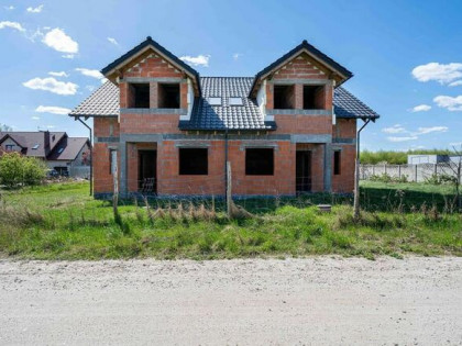 Dom dwulokalowy w budowie