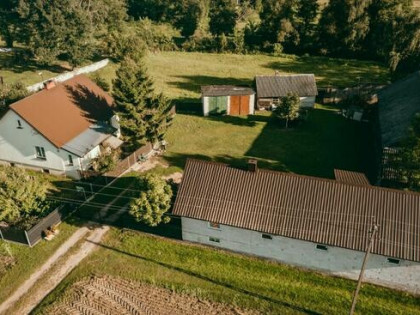 Siedlisko z zadbanym domem i budynkami na działce 2800 m², Z
