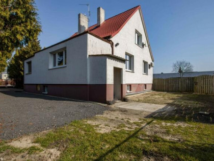 Lokal użytkowy z ogrodem i miejscami postojowymi