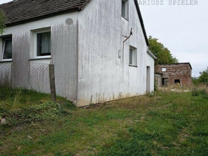 Pół bliźniaka do remontu na działce 791 m2, 210 t.