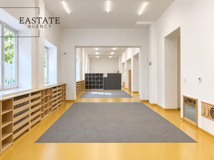 Lokal 300 m2-2 wejścia-duże możliwości adaptacyjne