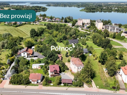 Zabytkowa kamienica w Rajgrodzie nieopodal jeziora
