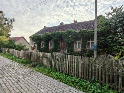 Dom z budynkami gospodarczymi i sporą działką w cichej okoli