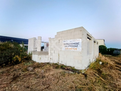 DZIAŁKA 926 m² Z ROZPOCZĘTĄ BUDOWĄ DOMU | OLEŚNICA – RATAJE