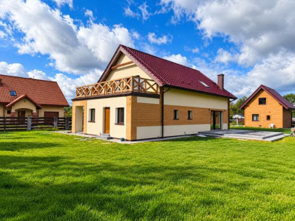 GOTOWY BIZNES NA MAZURACH – DOM + 3 CAŁOROCZNE DOMKI | NAD JEZIOREM