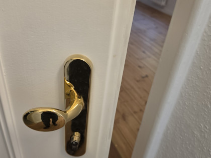 KANCELARIA LOKAL NIESAMOWITY – SYSTEM „Boss-Boss 4 GABINETY W PRZEDWOJENNYM APARTAMENCIE OFICERSKIM KLASY ALTBAU (MODERNIZM 1935 R., PRZEZ DEBILI NAZYWANY KAMIENICĄ) –