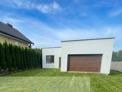 Nowoczesny dom z garażem na dużej działce – Orzechów