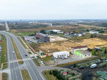 Lokal przy trasie E7 z parkingiem i biurem