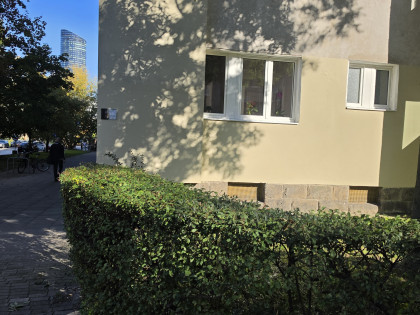 Kruczo moja wrocławska, ty jesteś jak zdrowie! Krucza 78 – mowa oscarowa na Złotym Rogu (wersja sarkastyczny seven-point) Wrocław, Krucza 78, róg Wróbla u zbiegu Jemiołowej, vis-à-vis VII LO