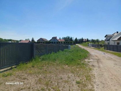 Działka ogrodzona z mediami i pozwoleniem na budowę