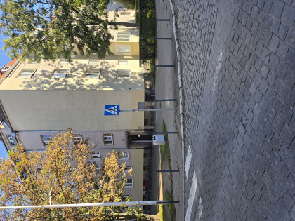 Krucza 78 ; Mme Lola présente un appartement à vendre à Krzyki, Wrocław, quartier de Gajowice, à l'angle des rues Krucza et Wróbla, à l'intersection z la rue Jemiołowa, en face du Lycée n° 7 (VII LO