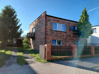Dom wolnostojący 180 m² (2 wejścia) z ogrodem i garazem