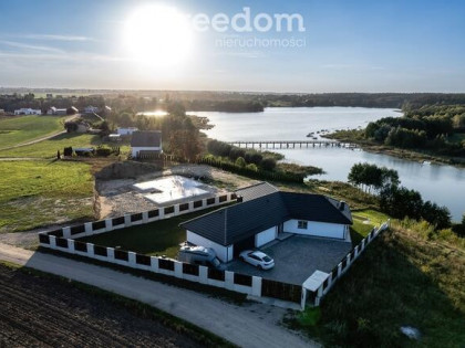 Dom nad brzegiem jeziora na sprzedaż