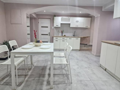 Inwestycyjne mieszkanie w suterenie - umeblowane 135 m2, 7 pokoi - NOWA SÓL