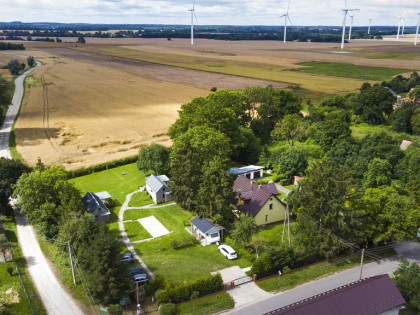 Dom z cegły plus 2 domki, 4700 m² działka, 8 km od Bałtyku