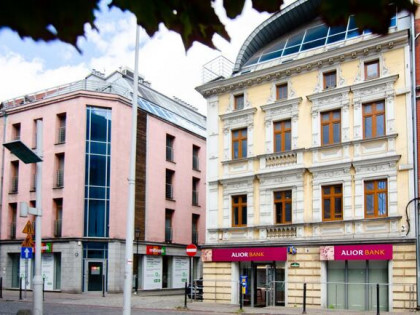 Lokal z dużymi witrynami przy Agorze Bytom