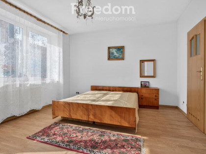 segment środkowy, 6 pokoi, 4 łazienki,ogródek