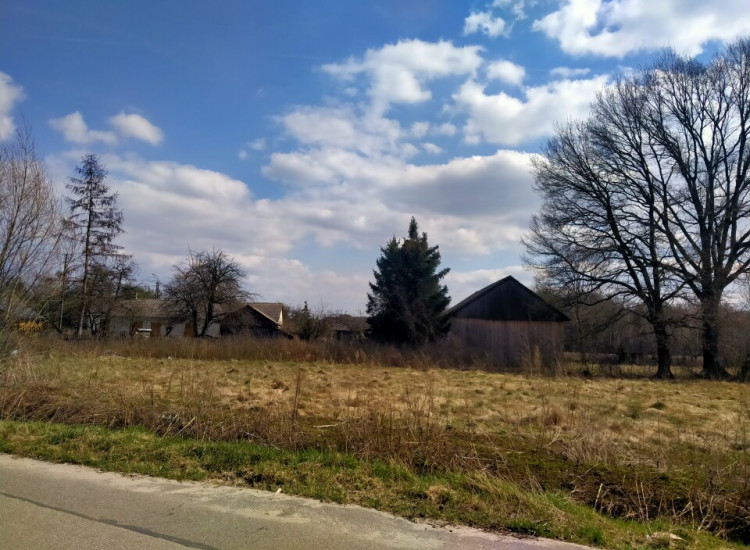 Pięknie położona budowlana działka,w centrum spokojnej miejscowości Żuki