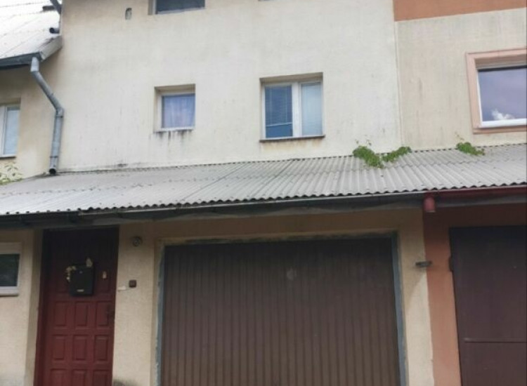 Dom w  środku szeregu (z garażem) i ogrodem - w popularnej dla rodzin okolicy Sieradz