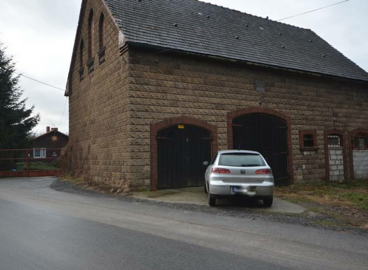 Dom z ziemią rolną, stodołą i stawem Mysłów