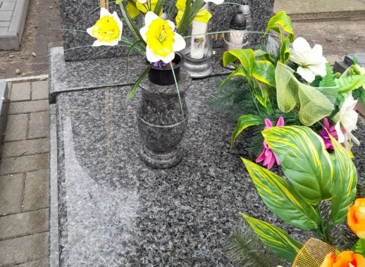 Miejsce, grobowiec 2 os. z pomnikiem cmentarz przy kościele św. Jerzego, Łabędy Gliwice