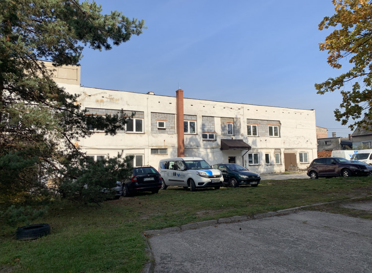 Lokal handlowo-użytkowy w Jaworznie (dz. Stara Huta) z 30-arową działką, wszystkie media, blisko centrum Jaworzno