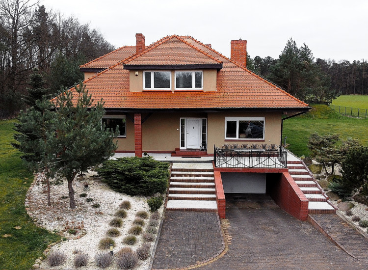 UNIKATOWY DOM ZE WSPANIAŁĄ, OGROMNĄ DZIAŁKĄ 2,54 HA TUŻ PRZY LESIE Z WŁASNYM STAWEM| SAUNA| GARAŻ DWUSTANOWISKOWY| DOM GOTOWY DO WPROWADZENIA| KADZIAK KOŁO JAROCINA| Jarocin